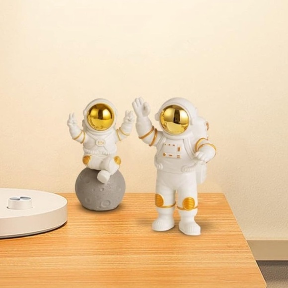 NWT Astronaut Space Figurine Decoration (Victory)! - Picture 6 of 7